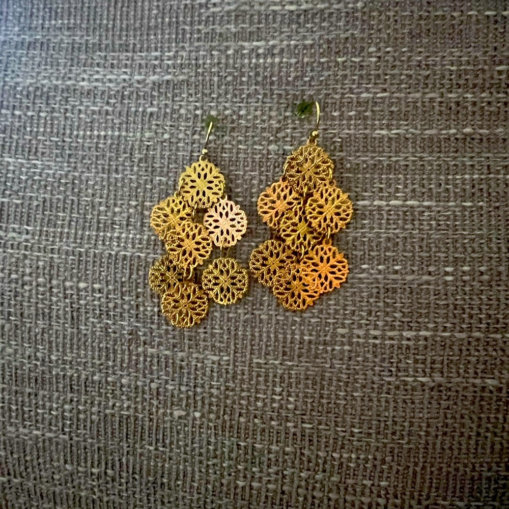 Lightweight gold dangles